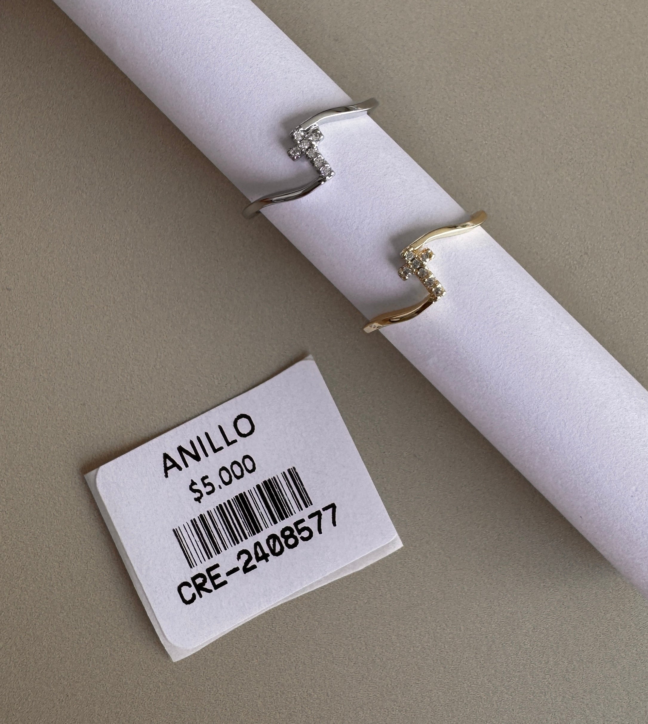 Anillo de Líneas Fluidas con Cruz de Brillos