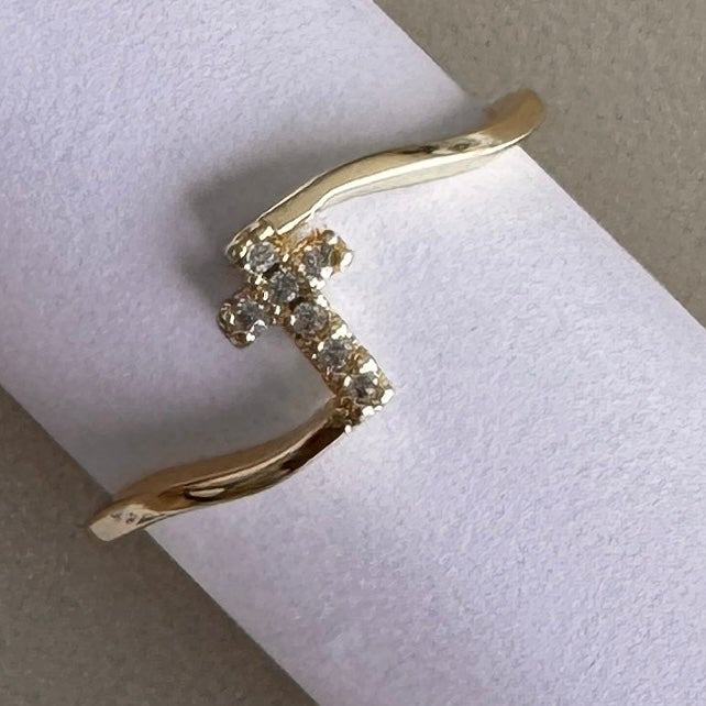 Anillo de Líneas Fluidas con Cruz de Brillos