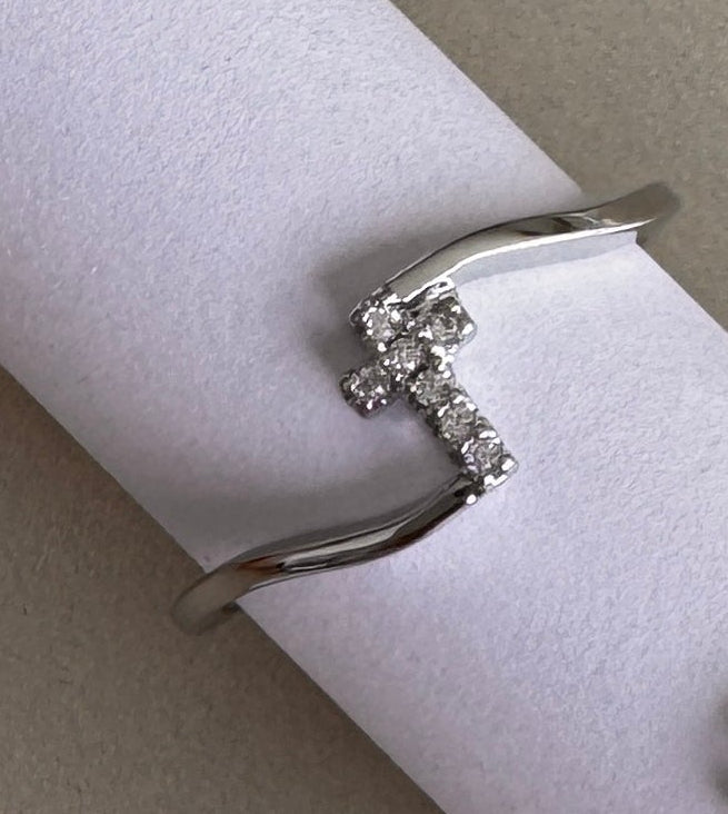 Anillo de Líneas Fluidas con Cruz de Brillos