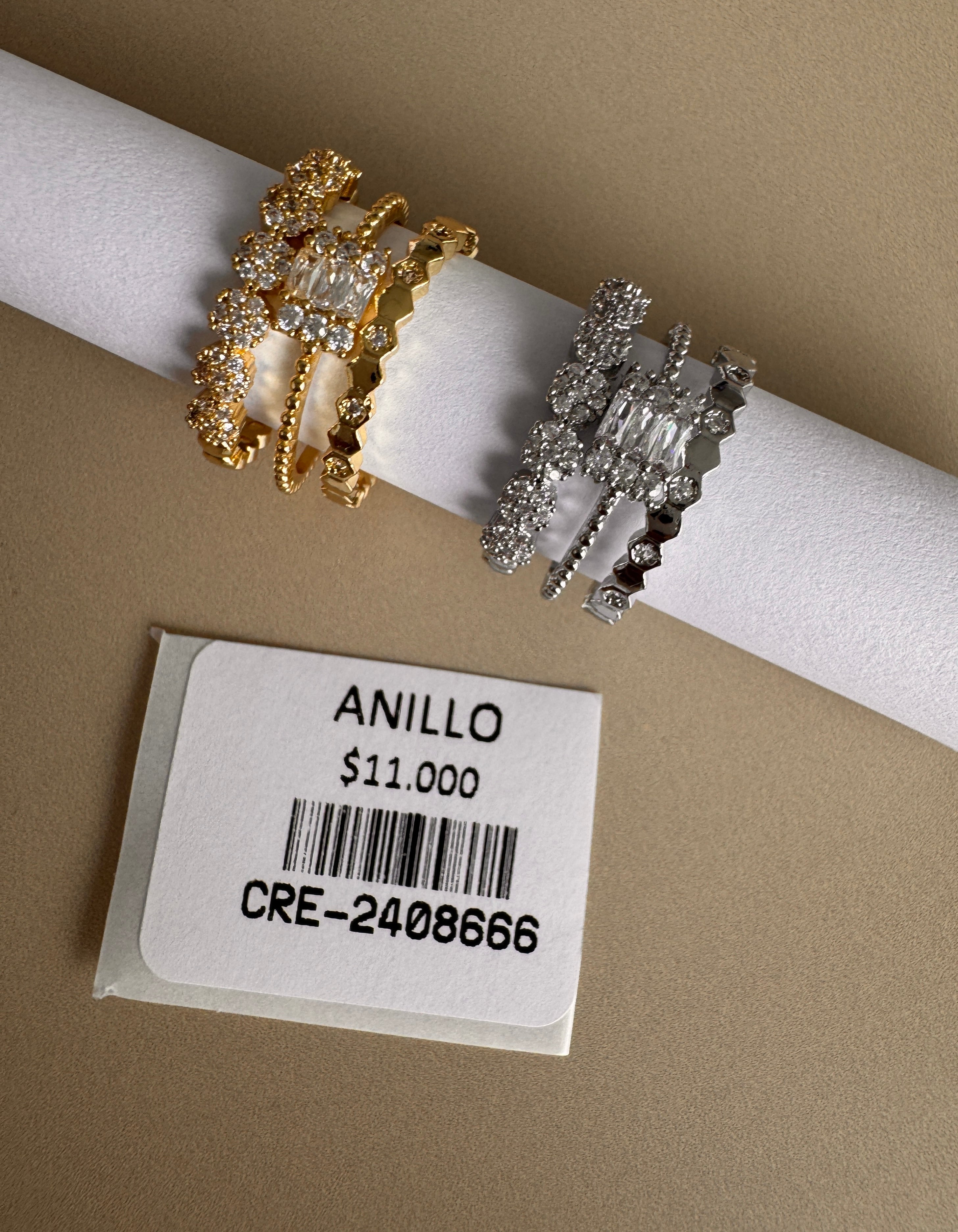 Anillo Ornamental con Detalles Transparentes