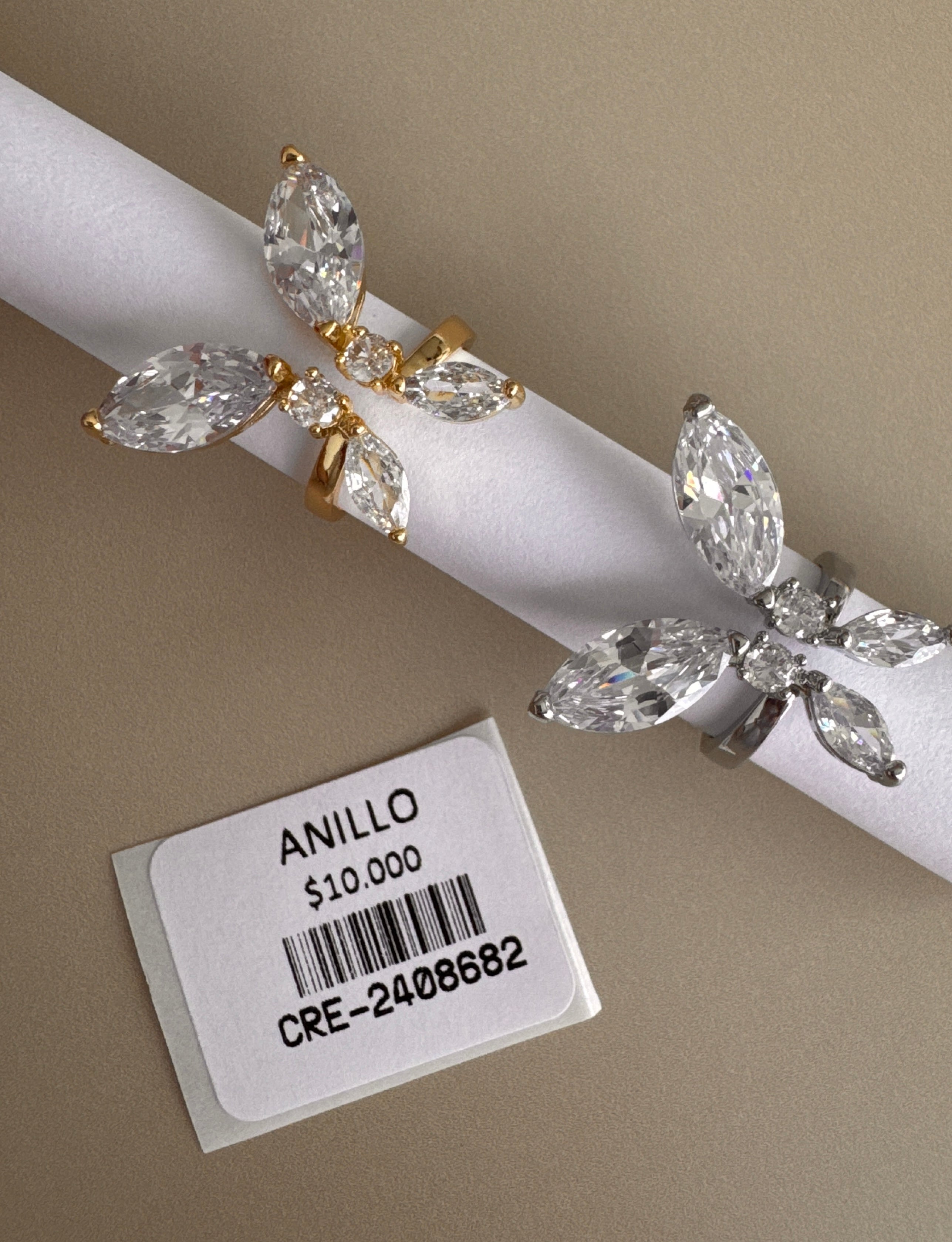 Anillo Floral con Detalles en Forma de Marquise
