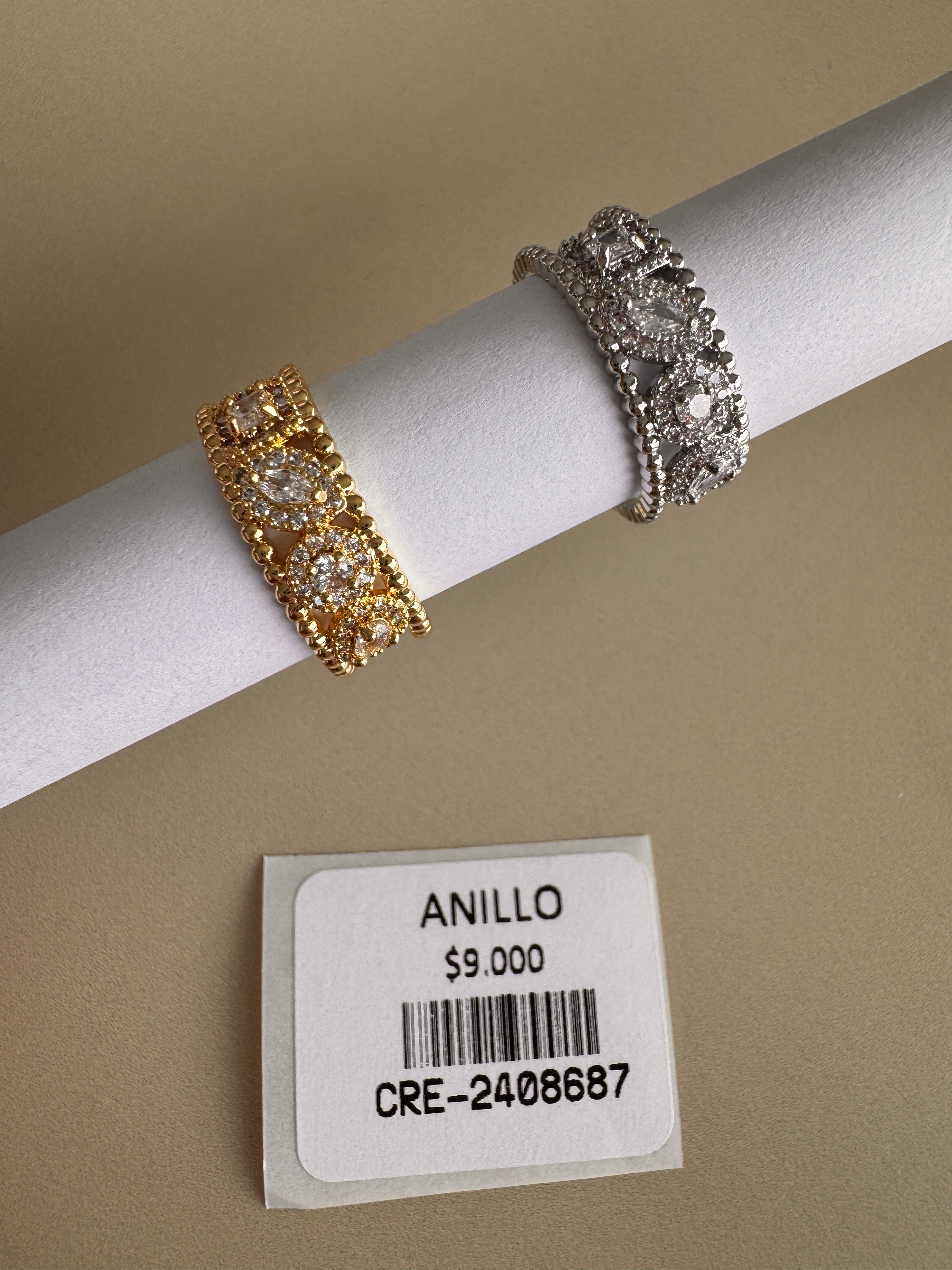 Anillo Ancho con Cristales y Diseño Ornamental