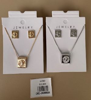 Conjunto de Collar y Aretes con Dije de Medalla Rectangular