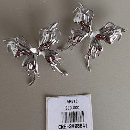 Aretes Mariposa con una Forma Abstracta