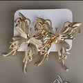 Aretes Mariposa con una Forma Abstracta