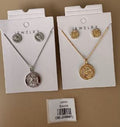 Juego de Collar y Aretes con Medallón Ornamental