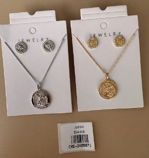 Juego de Collar y Aretes con Medallón Ornamental