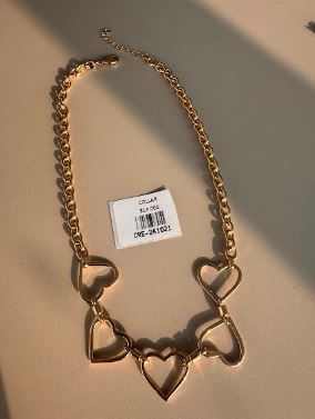 Collar con Dije de Corazones Entrelazados Tono Dorado