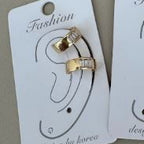 Ear Cuff Minimalista Liso con Detalles en Circones