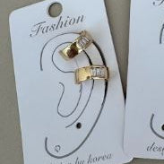 Ear Cuff Minimalista Liso con Detalles en Circones