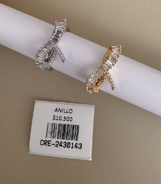 Anillo con Diseño de Lazo y Brillantes