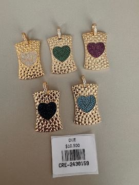 Dije Rectangular Texturizado con Corazón Central Brillante