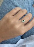 Anillo Fino con Piedra Central en Forma de Gota