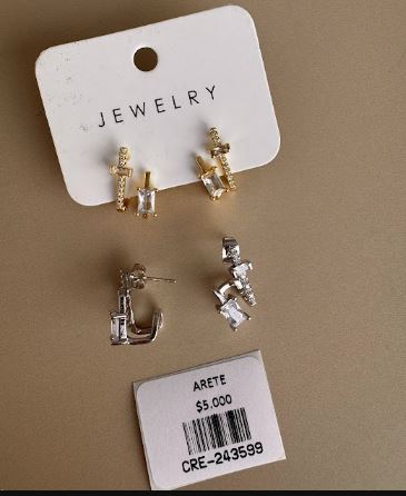Aretes Dobles de Aspecto Rectangular y Cruz con Brillo