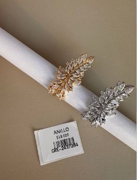 Anillo con Diseño Floral y Brillantes