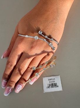 Anillo Diseño Envolvente con Piedras Brillantes