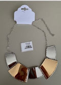 Collar con Placas Metálicas Geométricas