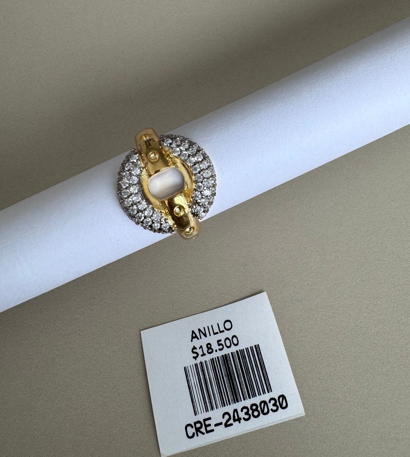 Anillo Circular con Cristales y Detalle Central en Tono Dorado