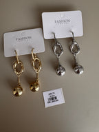 Aretes Colgantes con Esfera y Aro Ovalado