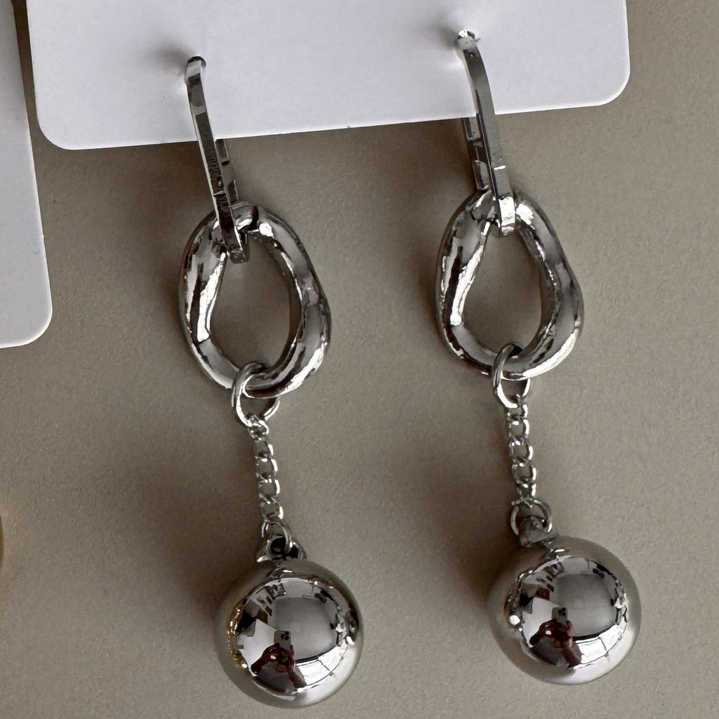 Aretes Colgantes con Esfera y Aro Ovalado