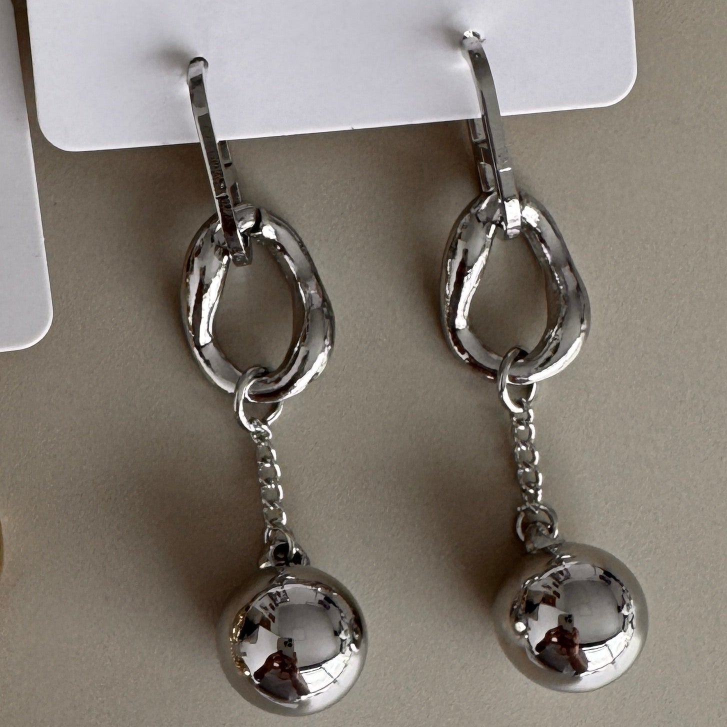 Aretes Colgantes con Esfera y Aro Ovalado
