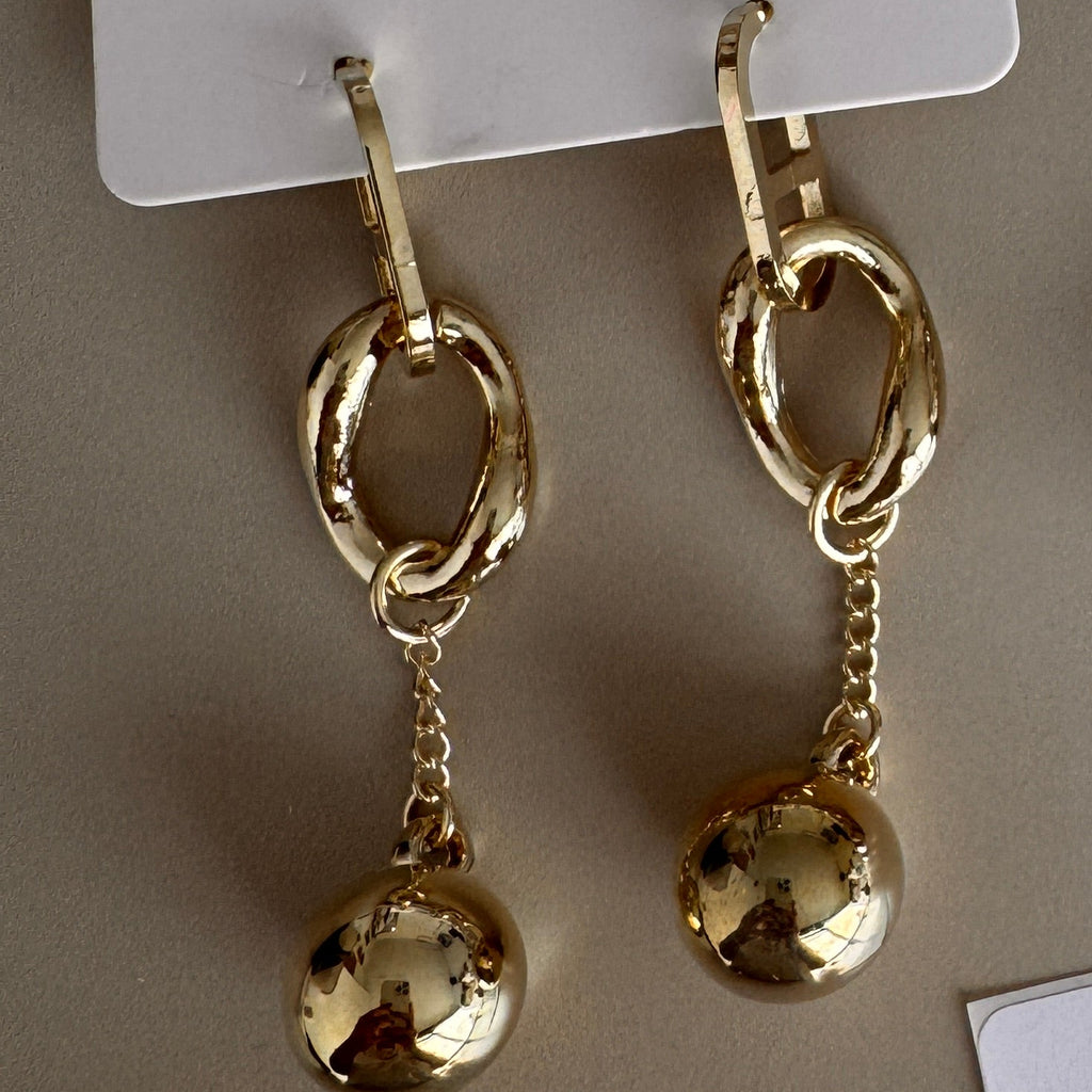 Aretes Colgantes con Esfera y Aro Ovalado