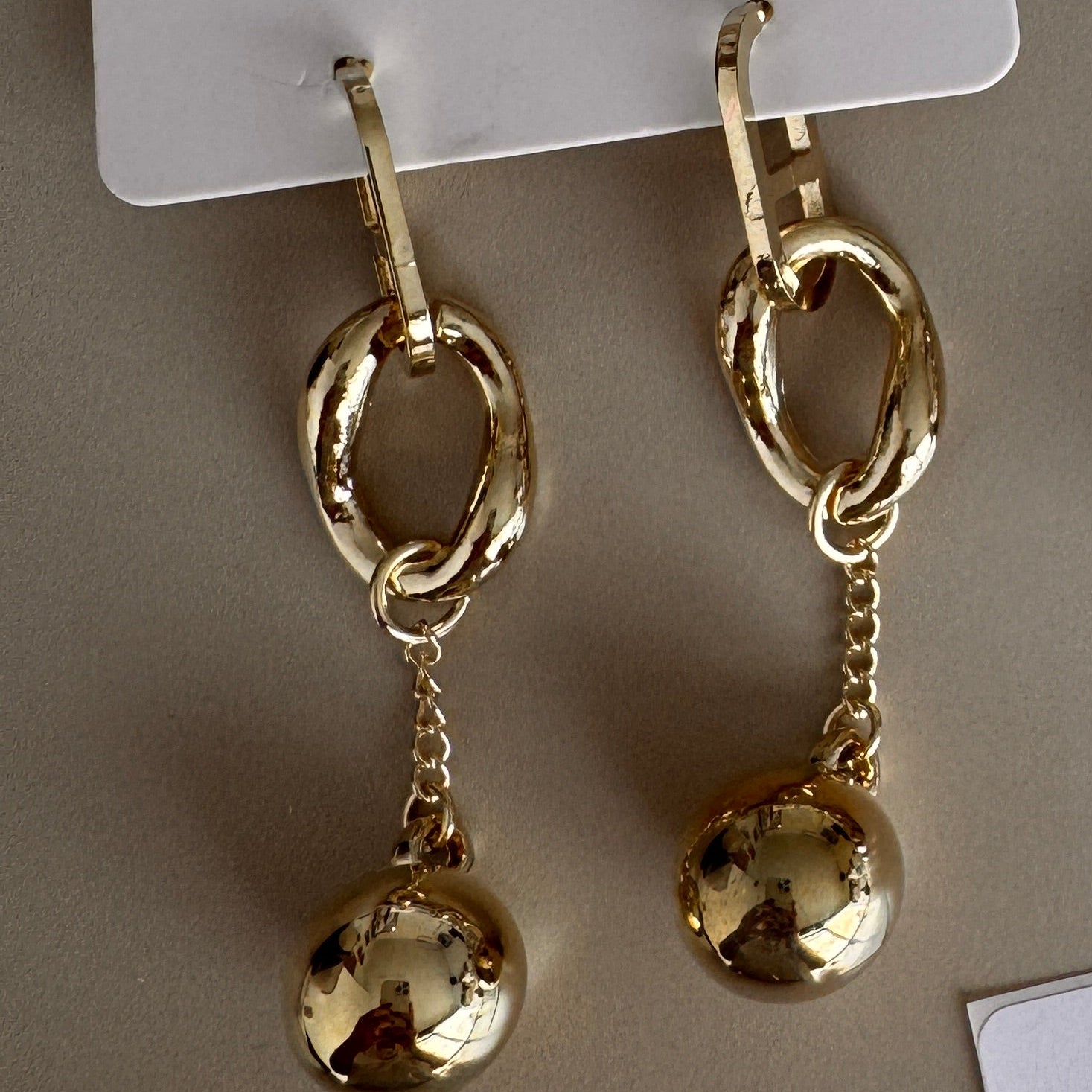 Aretes Colgantes con Esfera y Aro Ovalado