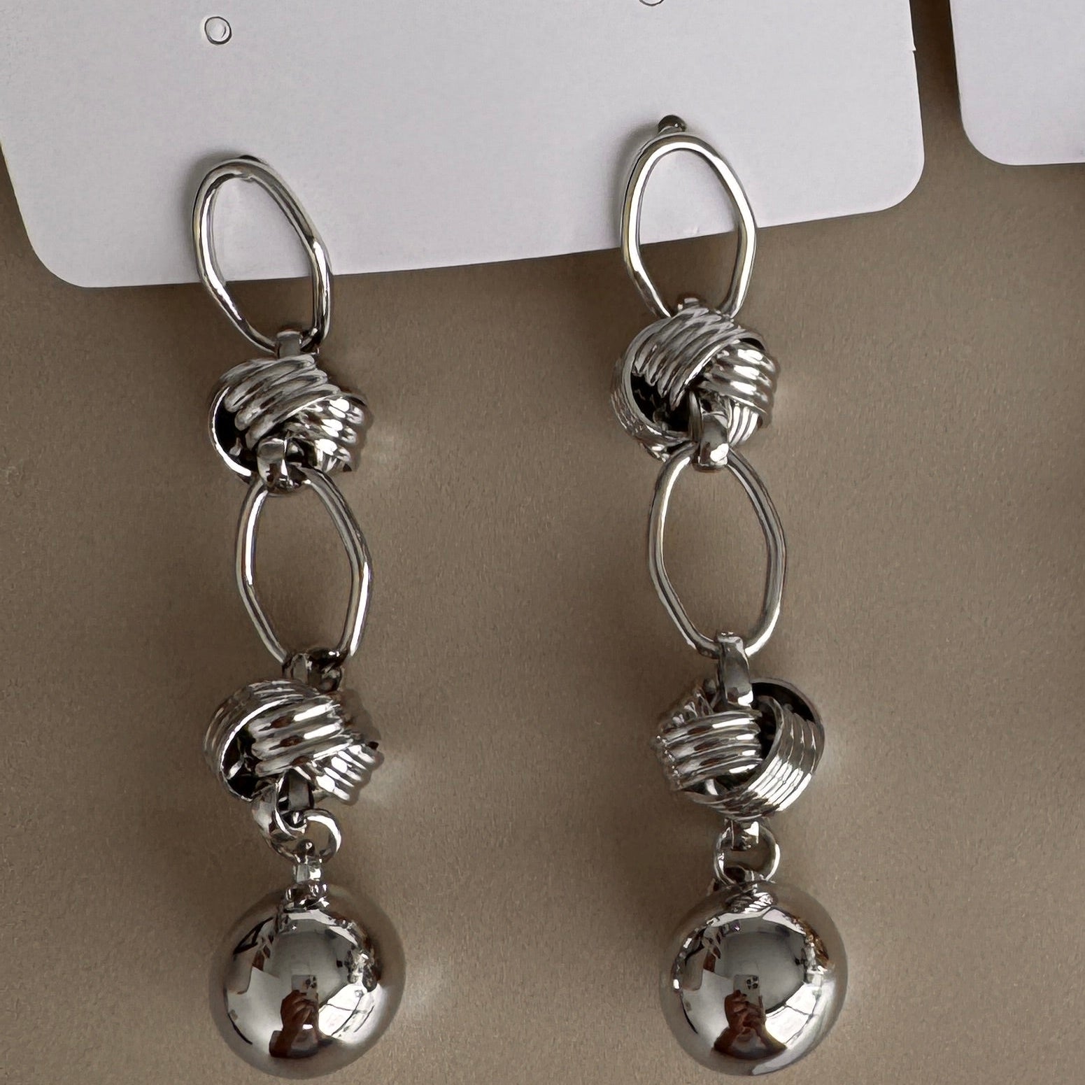Aretes Colgantes con Nudos y Esfera