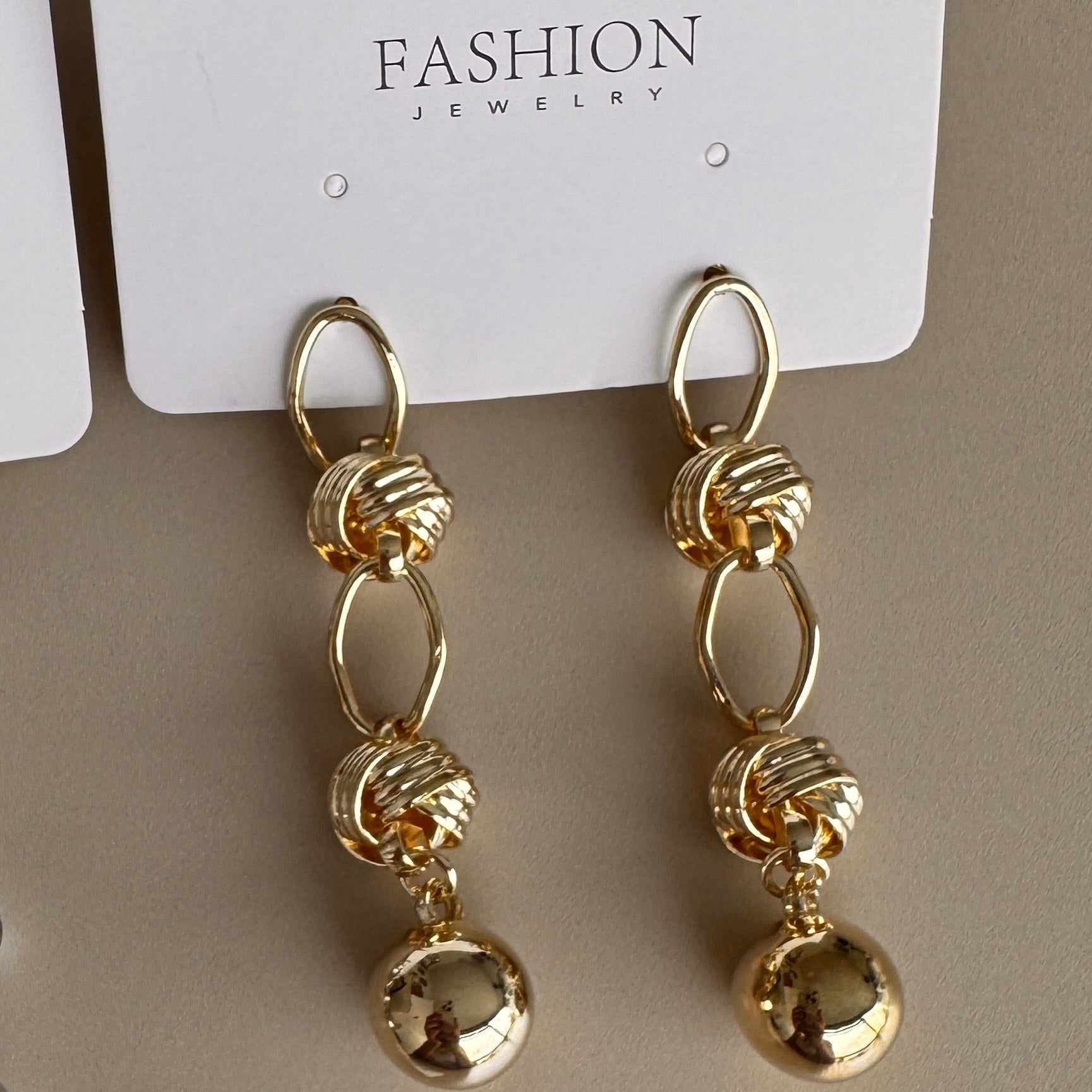 Aretes Colgantes con Nudos y Esfera