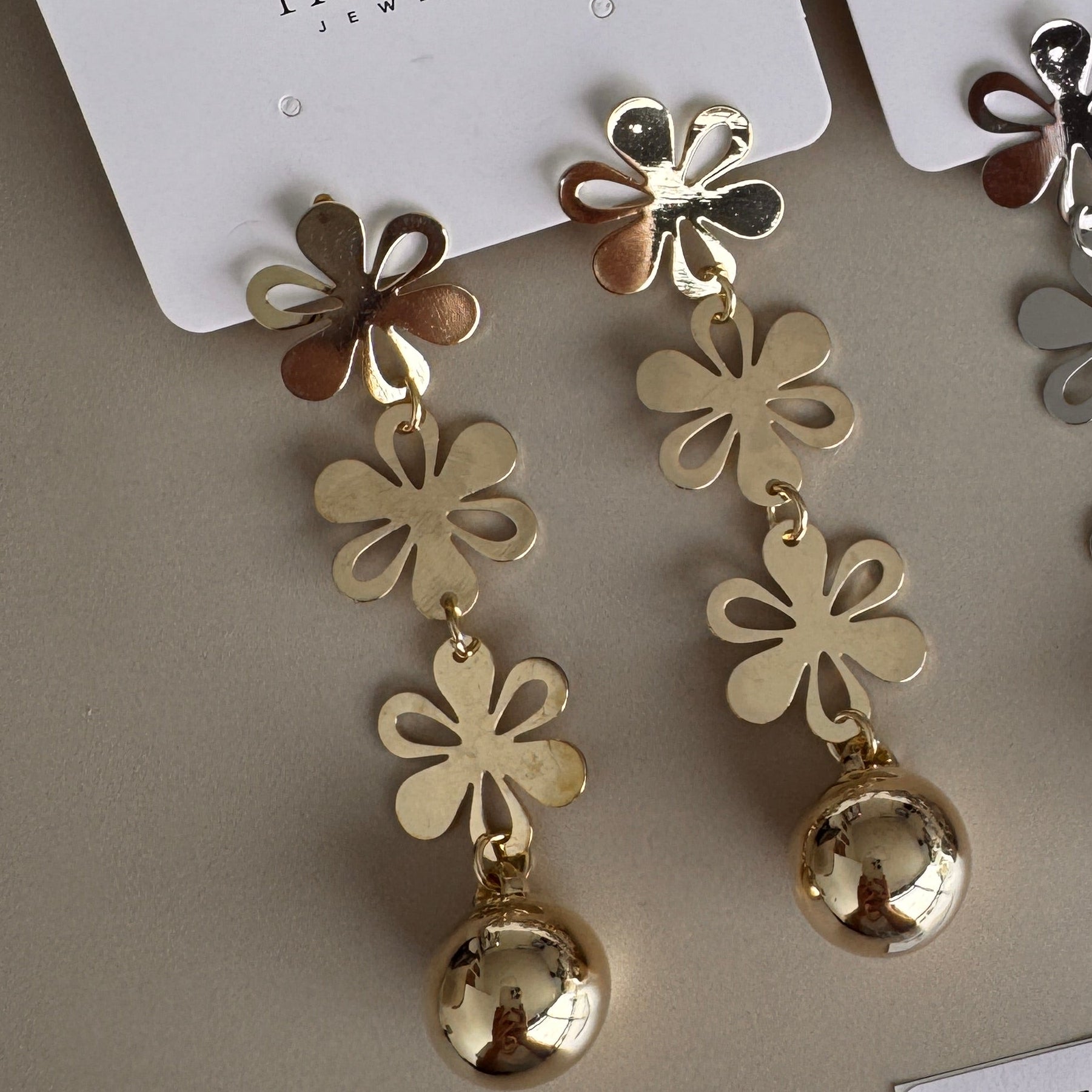 Aretes Colgantes Flores con Esfera