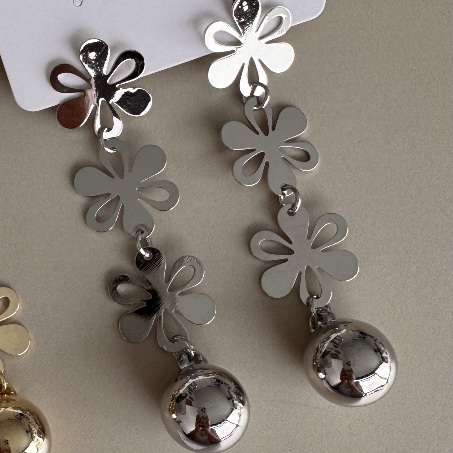 Aretes Colgantes Flores con Esfera