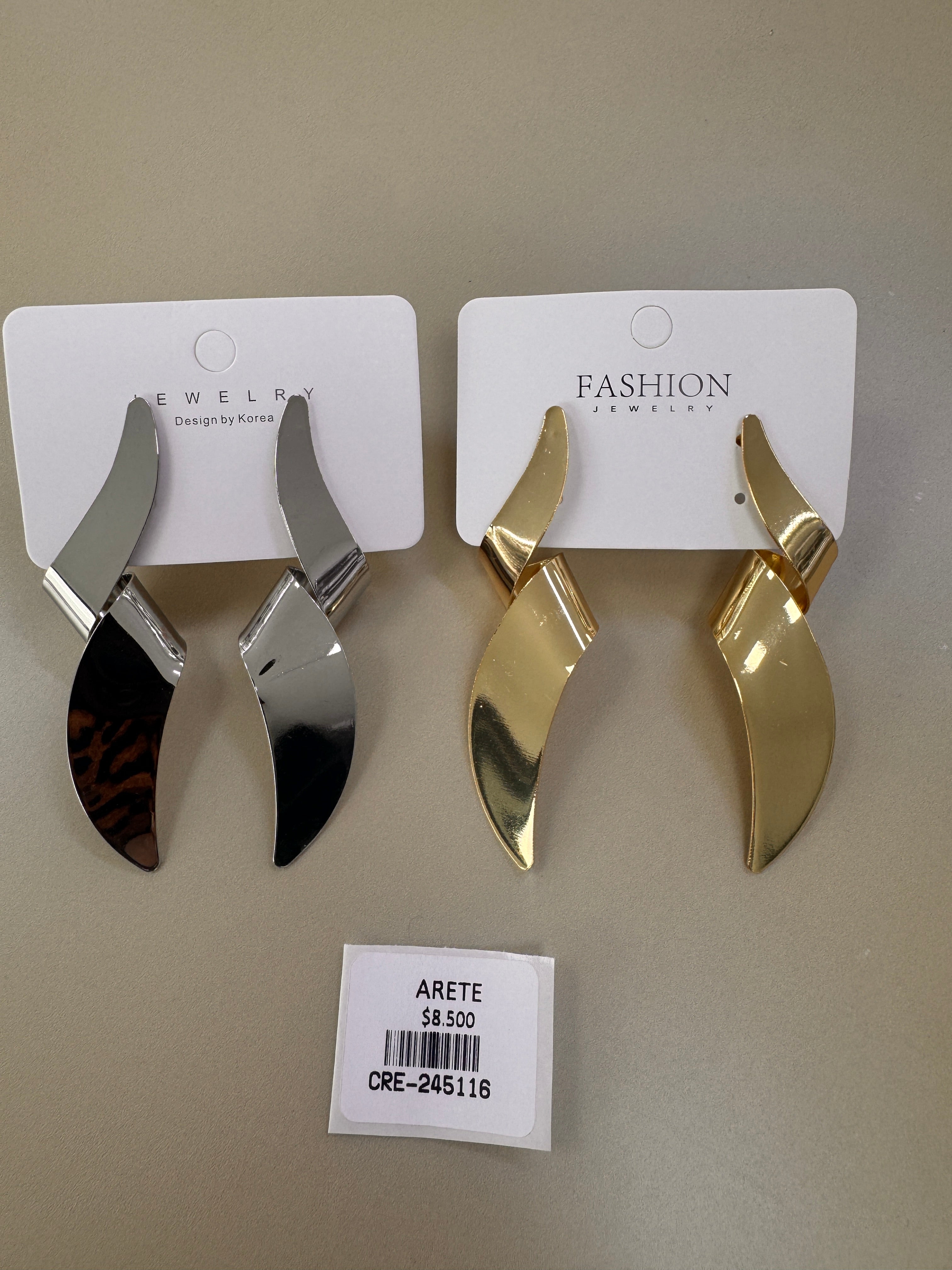 Aretes Colgantes Asimétricos de Diseño Curvo