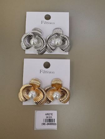 Aretes Flor Texturizada con Centro Perlado