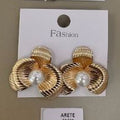 Aretes Flor Texturizada con Centro Perlado