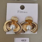 Aretes Flor Texturizada con Centro Perlado