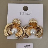 Aretes Flor Texturizada con Centro Perlado