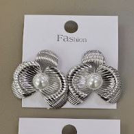 Aretes Flor Texturizada con Centro Perlado