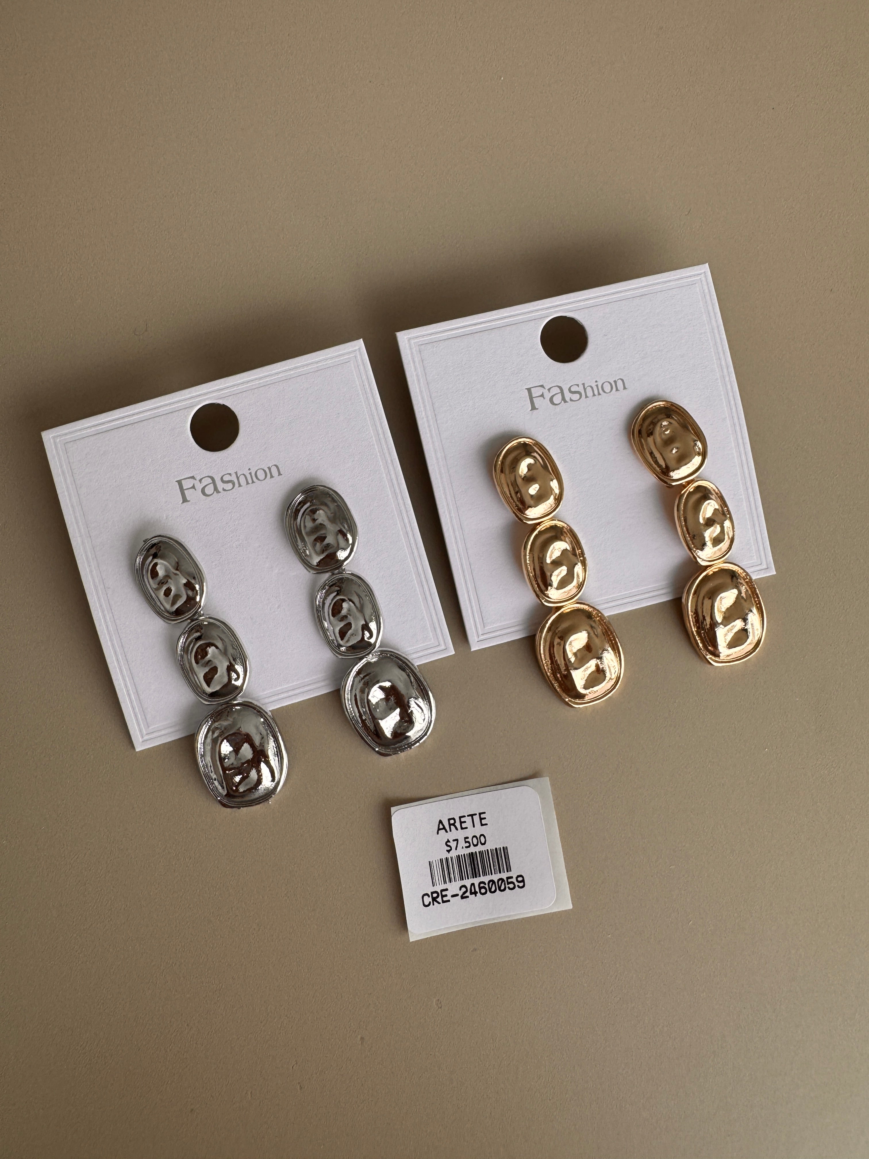 Aretes Colgantes con Acabado liso y Relieves