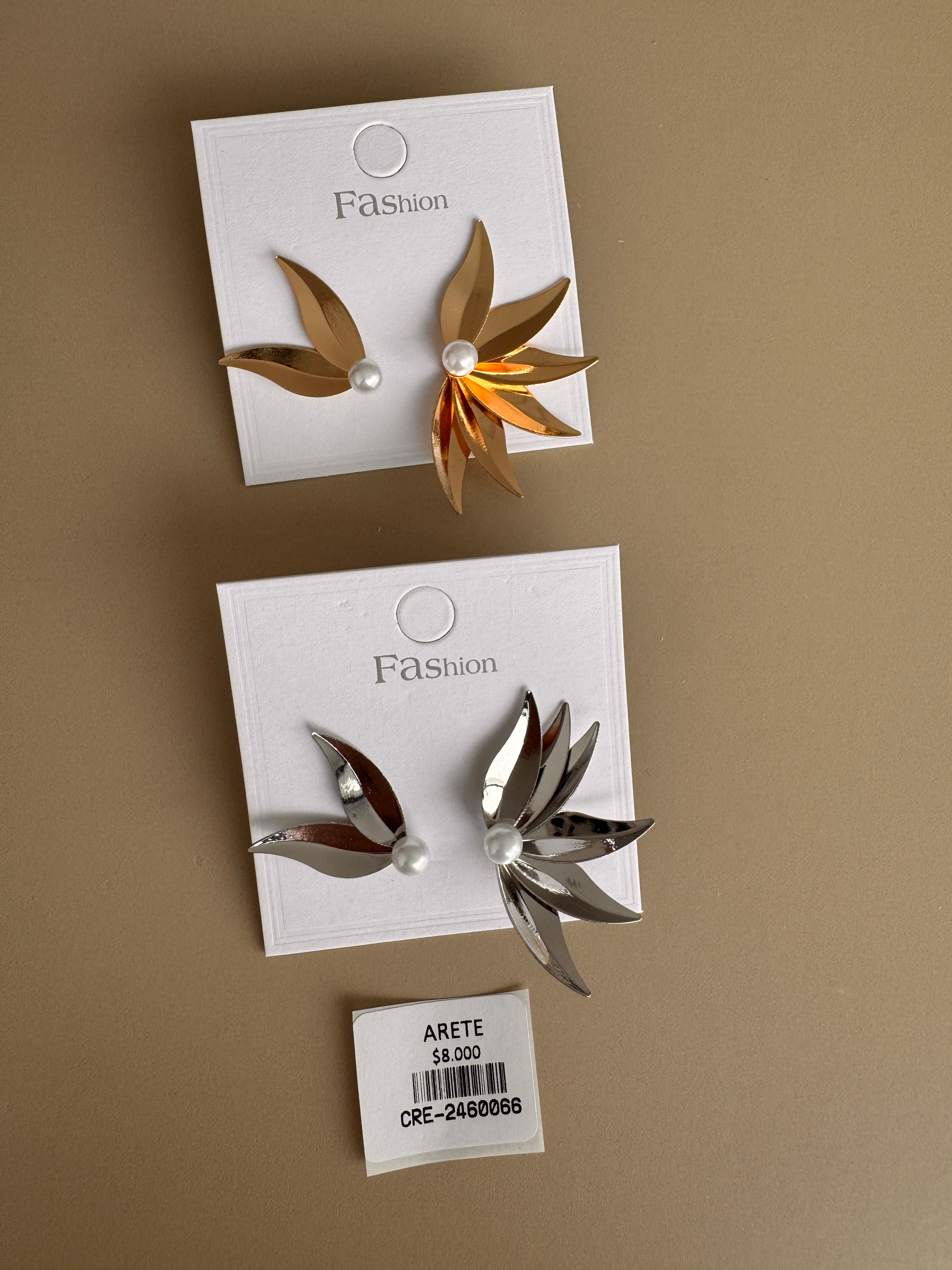 Aretes Flor Asimétrica con Perla y Relieves