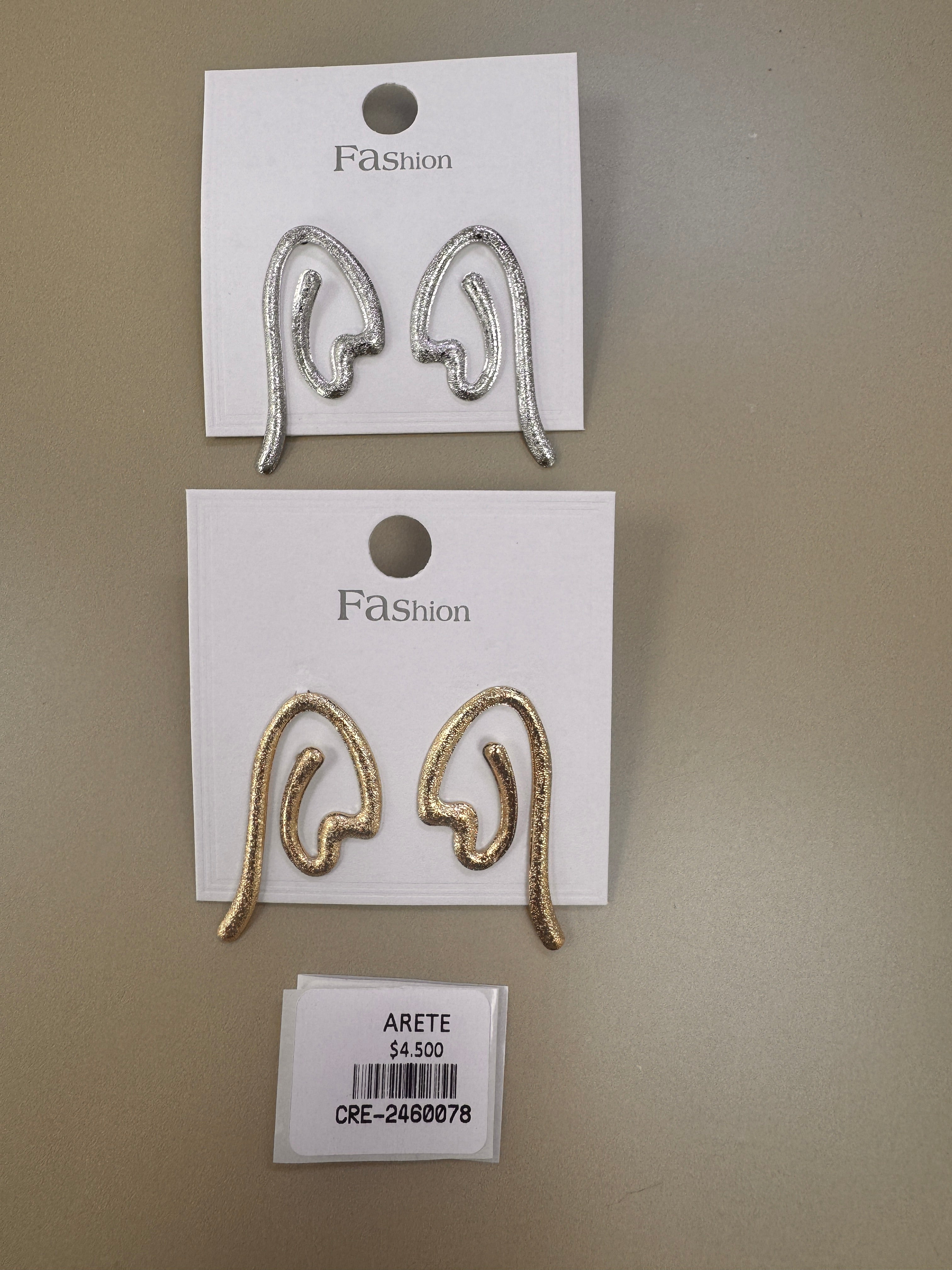 Aretes en forma de Corazón invertido Texturizado con Acabados Brillantes