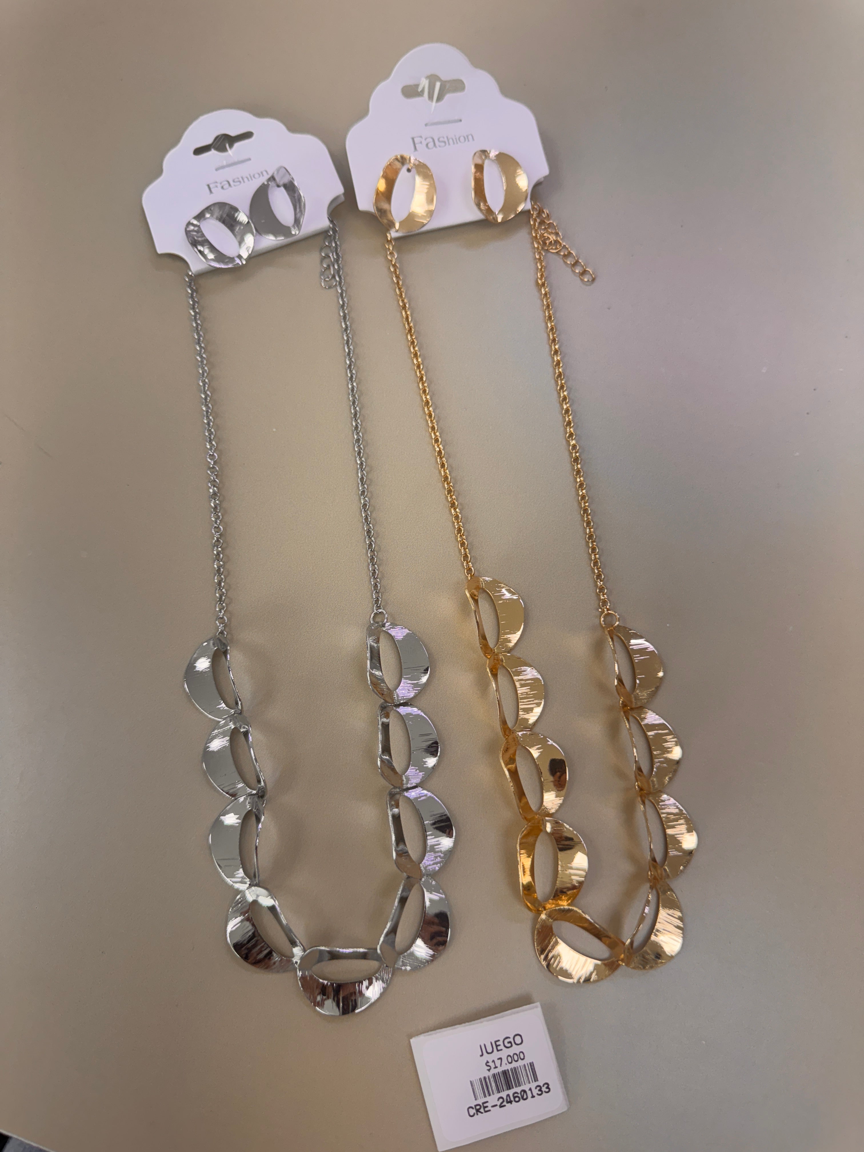 Juego de Collar y Aretes con Eslabones Ovalados Texturizados