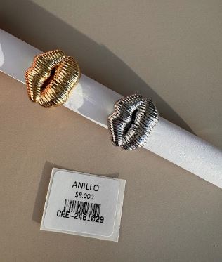 Anillo con diseño de labios estriados
