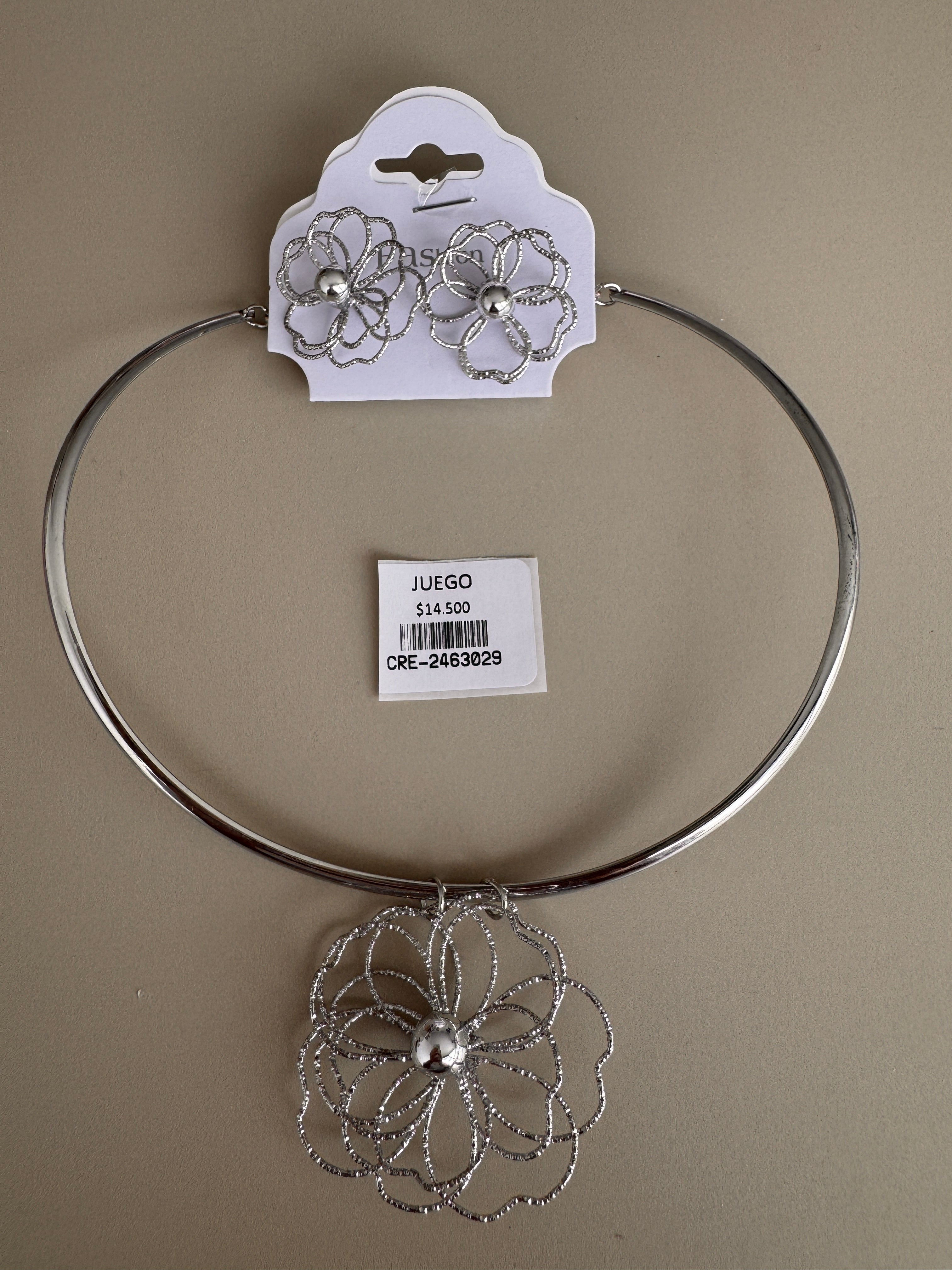 Juego de Collar y Aretes con Flores Texturizadas