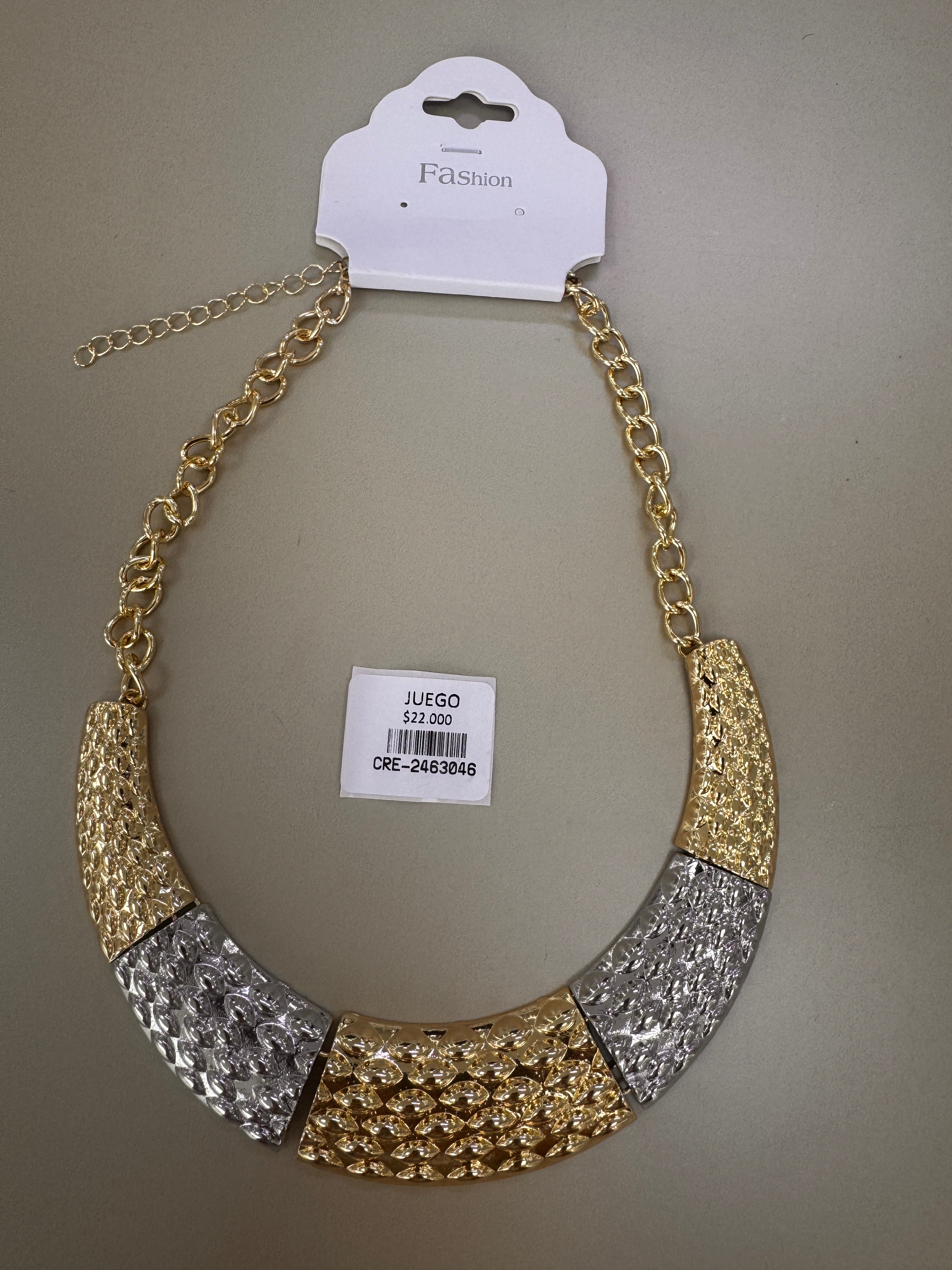 Collar Bicolor con Placas Texturizadas Doradas y Plateadas