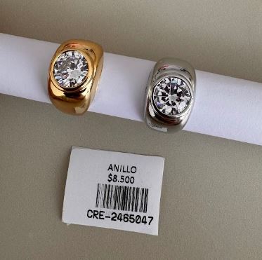 Anillo sólido con cristal central circular