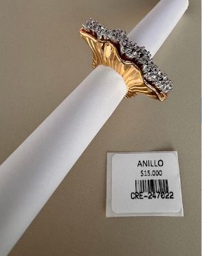 Anillo Ondulado con Aplicaciones Brillantes