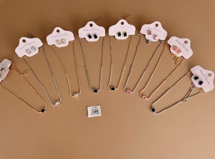 Juego de Collar y Aretes con Piedra Cuadrada