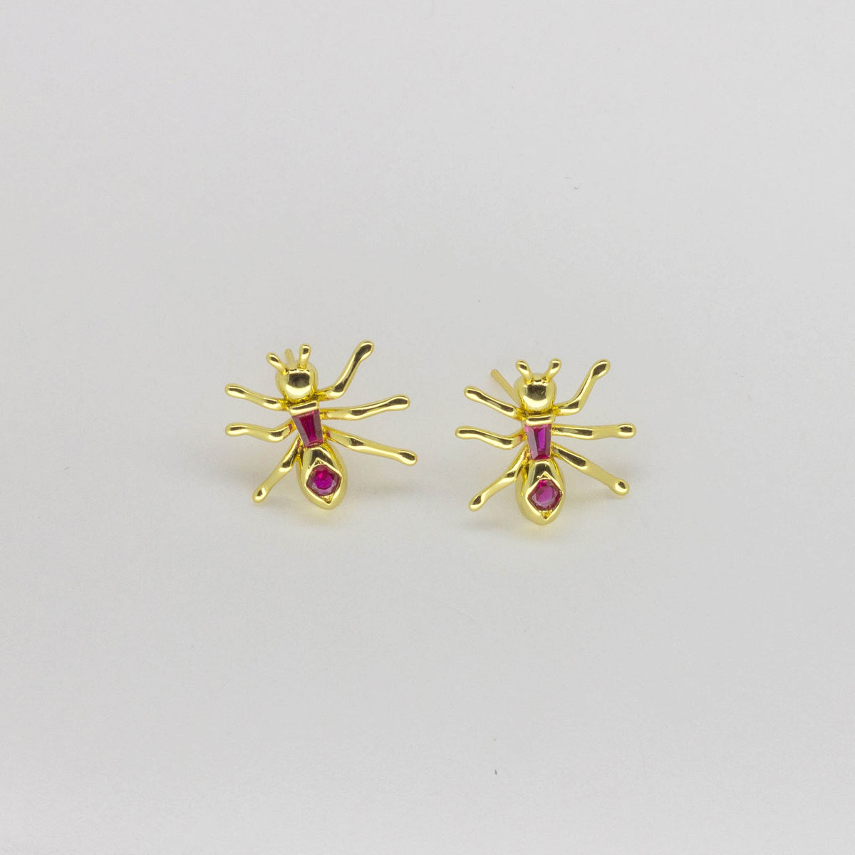 Aretes Topo Hormiga Dorados con Cristales Fucsia