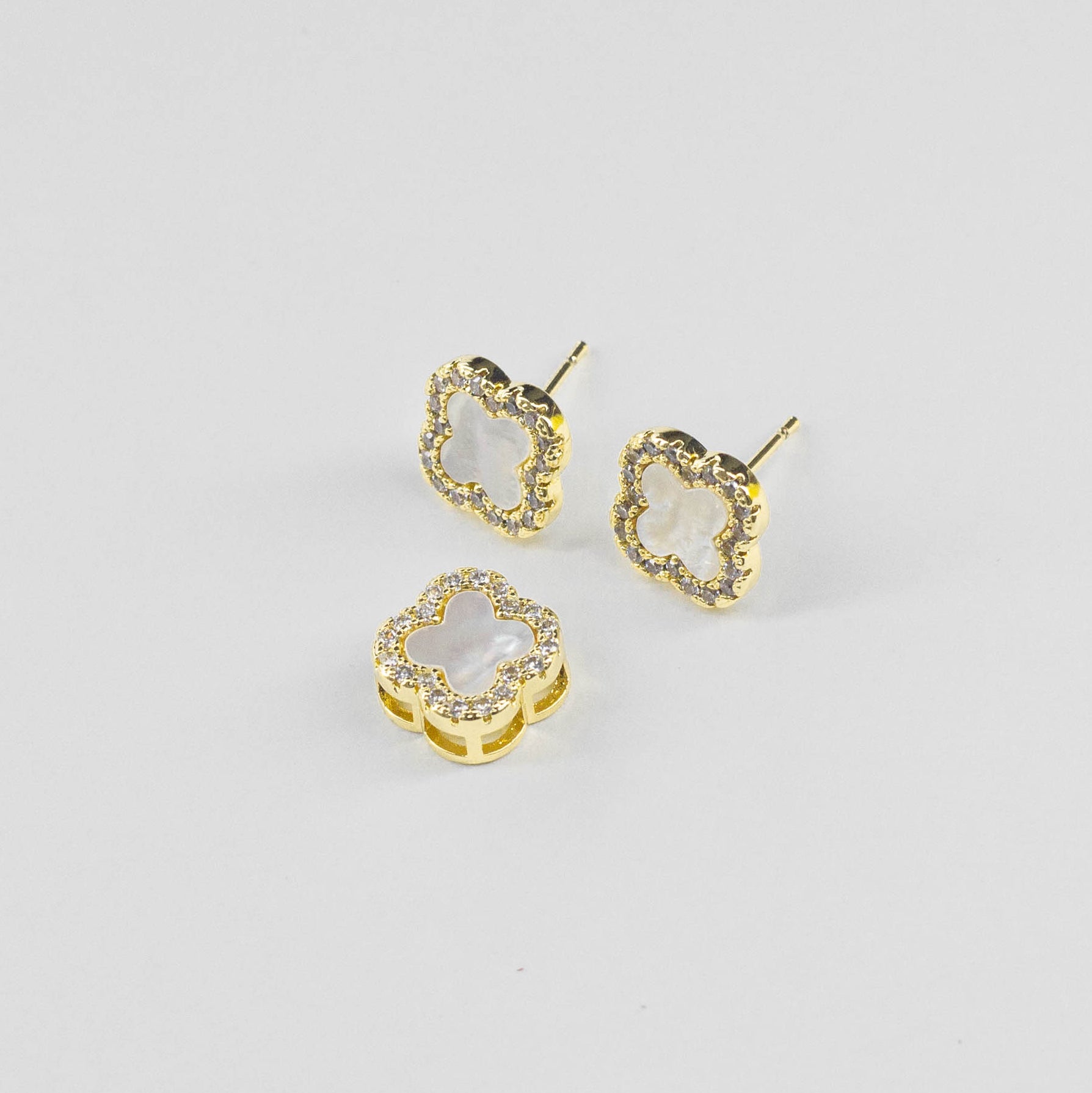 Aretes Flor de Cuatro Pétalos con Detalles Brillantes