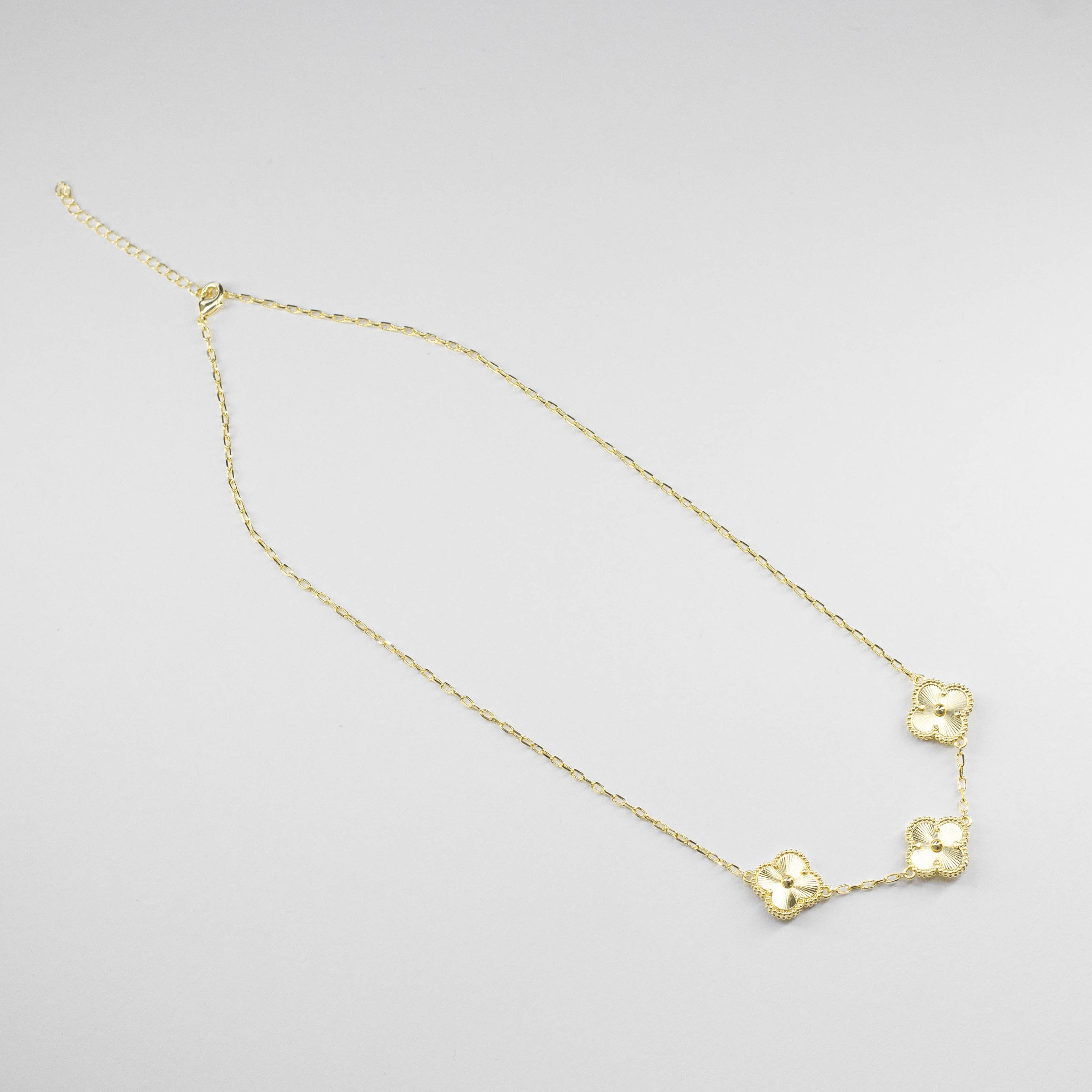 Collar de Cadena con Tres Dijes Florales Cuatro Hojas
